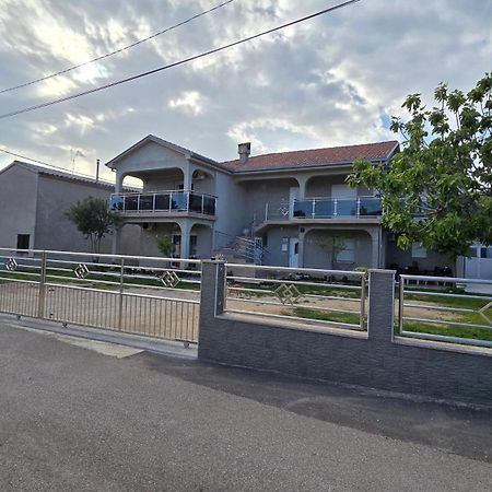 Apartmani Plavsic โนวีวีโนดอลสกี ภายนอก รูปภาพ